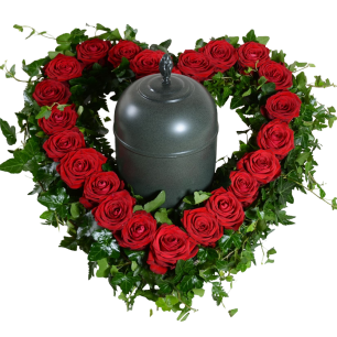 En urna omgiven av en hjärtformad krans av röda rosor och gröna blad.